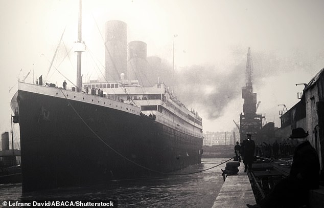 Die Titanic verlässt Southampton zu Beginn ihrer Jungfernfahrt am 10. April 1912
