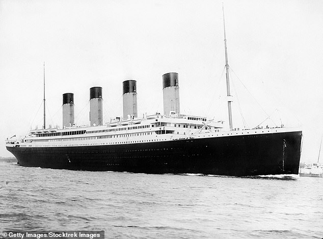 Das großartigste Schiff: RMS Titanic verließ Southampton am 10. April 1912. Von dieser Jungfernfahrt kehrte sie nie zurück.  Ihre Überreste liegen jetzt auf dem Meeresboden etwa 350 Seemeilen vor der Küste von Neufundland, Kanada