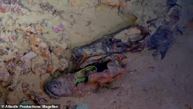 Eindringliche Bilder zeigen ein Paar Schuhe, die auf dem Grund des Nordatlantiks auf dem Wrack der Titanic liegen, die auf ihrer Jungfernfahrt im April 1912 sank