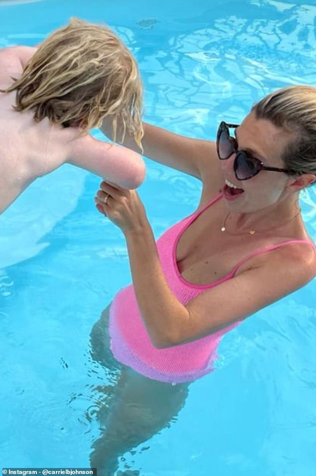 Carrie wurde in einem Pool gesehen, in einem leuchtend rosa Badeanzug, einer herzförmigen Sonnenbrille und einer goldenen Halskette