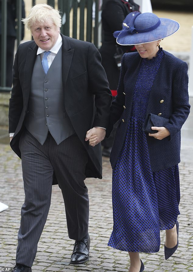 Carrie trug zur Krönung von König Charles ein blau bedrucktes Maxikleid, das sie während ihrer Schwangerschaft mit Romy im Jahr 2021 getragen hatte