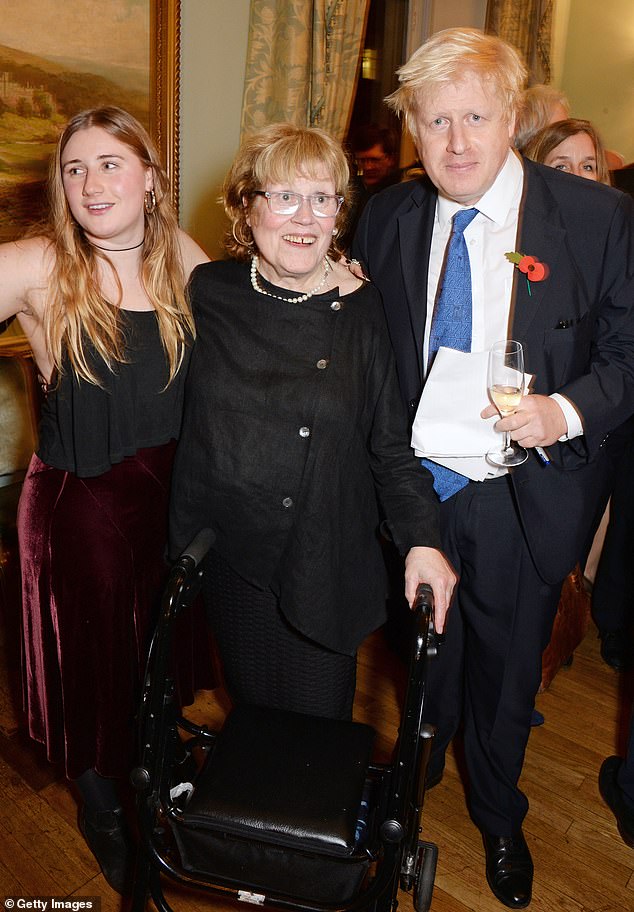 Boris Johnson hier mit seiner Mutter Charlotte Johnson Wahl (Mitte) und seiner Tochter Lara Lettice (links) bei der Veröffentlichung seines Buches „The Churchill Factor: How One Man Made History“ im Jahr 2014