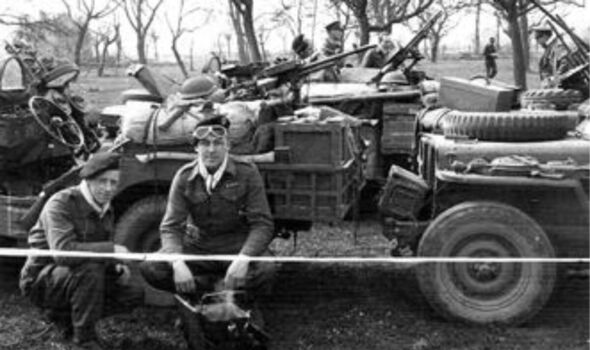 John Tonkin mit schwer gepanzertem Jeep im späteren Europafeldzug von SAS