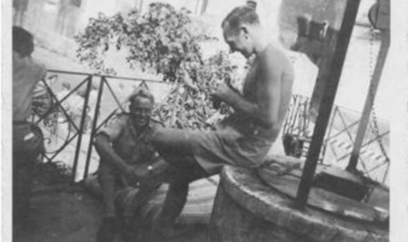 John Tonkin, links, mit Paddy Mayne kurz nach seiner Flucht aus deutscher Gefangenschaft.