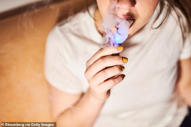 Es ist illegal, nikotinhaltige E-Zigaretten an unter 18-Jährige zu verkaufen, aber in einigen Teilen des Landes verkaufen viele Geschäfte die Geräte für etwa 5 £ an Jugendliche (Archivbild).