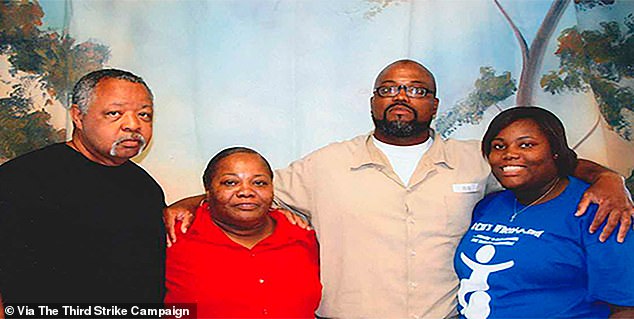 Mills ist mit seinen Eltern und seiner Frau abgebildet, nachdem er aus dem Gefängnis entlassen wurde