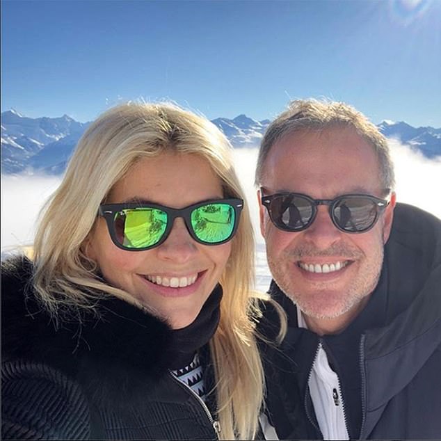 Hollys Freundschaft mit dem „Dragon’s Den“-Star und Geschäftsmann Peter Jones (im Bild beim gemeinsamen Skifahren) geriet ins Wanken, als sie sich 2018 aus einer Lifestyle-Markenkooperation mit ihm und seiner Frau Tara zurückzog