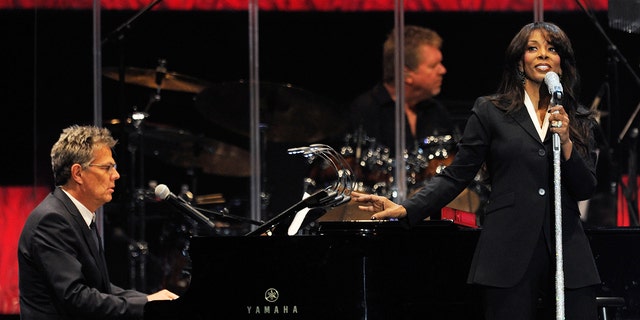 David Foster spielt Klavier, während Donna Summer singt
