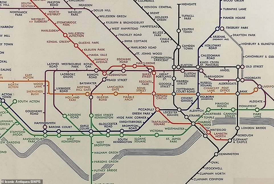 Die genaue TfL-Karte – veröffentlicht im Jahr 2019 – erschien fast 90 Jahre nach der Erstellung der einfachen, aber weltberühmten U-Bahn-Karte von Harry Beck (Originalbild).