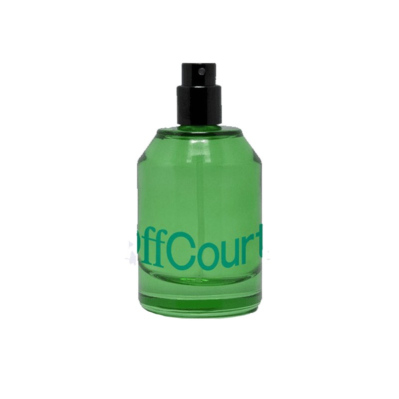 Eine grüne Parfümflasche des OffCourt Fig Leaves + White Musk Eau de Toilette auf weißem Hintergrund