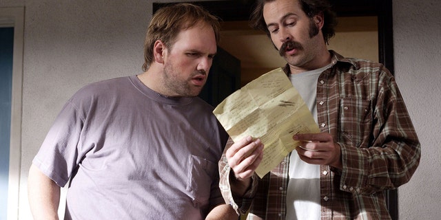 Jason Lee und Ethan Suplee lesen eine Notiz in der Show „My Name is Earl“.