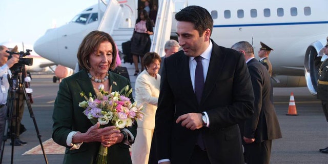 Die Sprecherin des Repräsentantenhauses, Nancy Pelosi, landet in Armenien