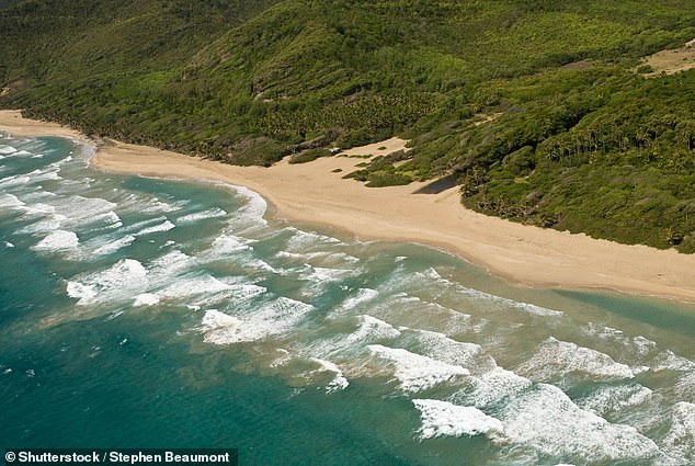 IM AUSLAND!  In dieser Aufnahme ist der sonnenverwöhnte Strand Grande Anse in St. Lucia zu sehen