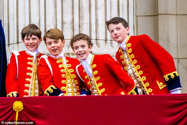 George mit Nicholas Barclay und Lord Oliver Cholmondeley, 13, und Ralph Tollemache, 12, am Tag der Krönung