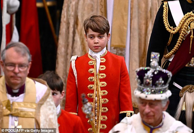 Prinz George, der Zweite in der Thronfolge, war ein Pagen während der Krönung seines Großvaters König Karl am 6. Mai