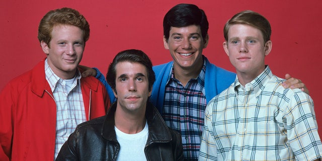 Fonzie (Henry Winkler), Richie (Ron Howard), Potsie (Anson Williams) und Ralph (Don Most) in einem Bild aus Staffel 2 von "Glückliche Tage" Alle Männer außer Fonzie trugen karierte Hemden