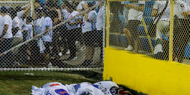 Mit Decken bedeckte Leichen im Stadion