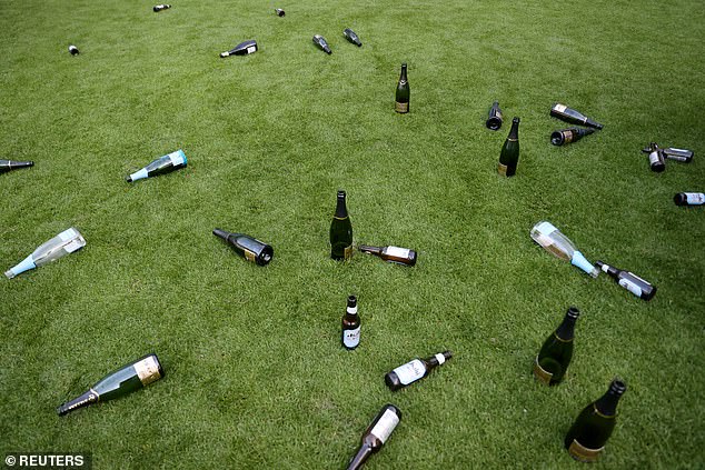 Der Rasen im Etihad war nach dem Schlusspfiff mit Flaschen übersät – obwohl die meisten möglicherweise von überschwänglichen Fans fallen gelassen wurden
