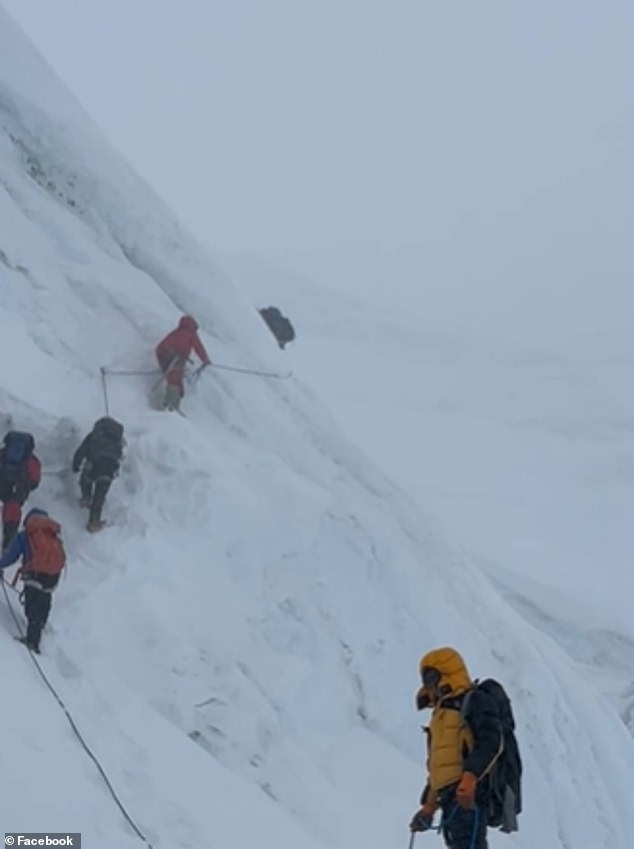 Herr Kennison wurde auf Video gefilmt, als er zusammen mit anderen Bergsteigern die gefährliche Wanderung unternahm. Der Clip wurde auf der Facebook-Seite von Spinal Cord Injuries Australia hochgeladen