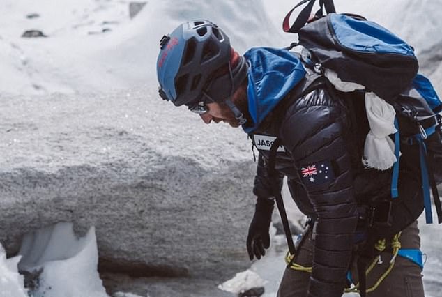Der Bergsteiger aus Perth reagierte auf dem Gipfel des Mt. Everest nicht mehr, bevor er am Freitag auf die Plattform gebracht wurde