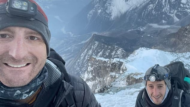 Herr Kennison (links) verfolgte sein Ziel, den Mount Everest zu besteigen, um Spenden für Spinal Cord Injuries Australia zu sammeln