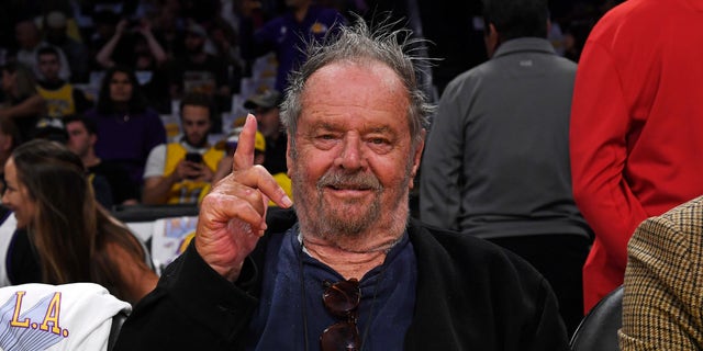 Jack Nicholson hält beim Spiel der Lakers den Finger hoch