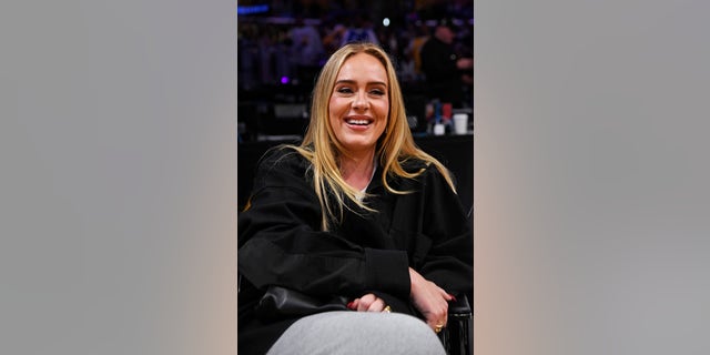 Adele lächelt beim Spiel der Lakers