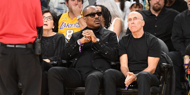 Eddie Murphy mit Jeffrey Katzenberg beim Spiel der Lakers