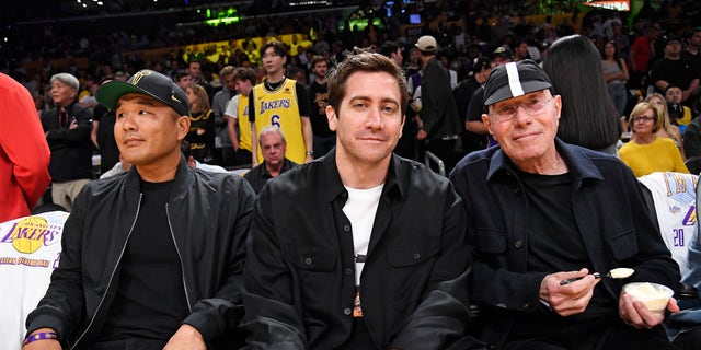 Gene Hong, Jake Gyllenhaal und David Geffen beim Lakers-Spiel
