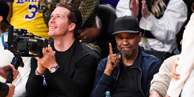 Denzel Washington macht beim Lakers-Spiel die erste Handbewegung