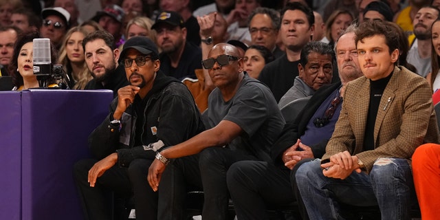 Dave Chappelle trägt beim Lakers-Spiel eine Sonnenbrille neben Jack Nicholson und seinem Sohn Ray Nicholson