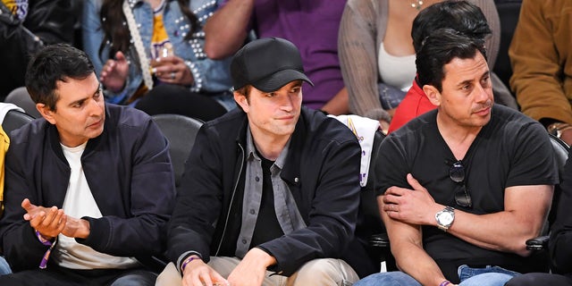 Robert Pattinson mit schwarzer Baseballmütze beim Spiel der Lakers