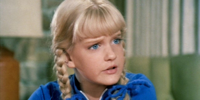 Eine Nahaufnahme von Susan Olsen als Cindy Brady in einem blauen Hemd