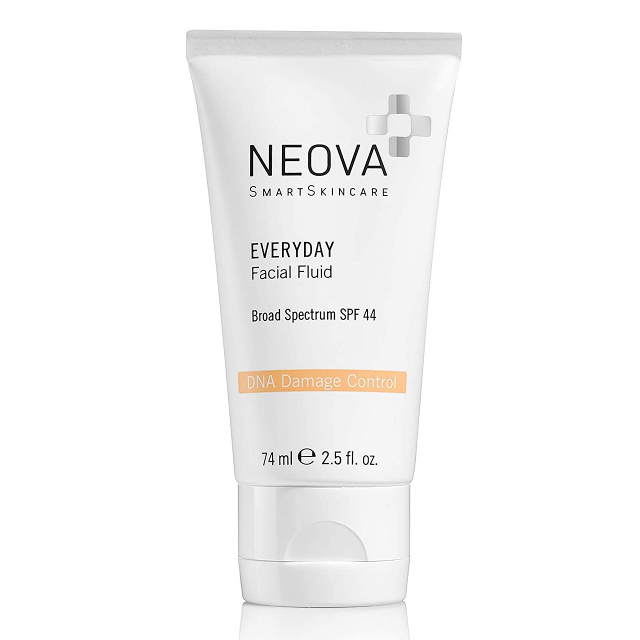 Neova Everyday Facial Fluid SPF 44, weiße Tube auf weißem Hintergrund