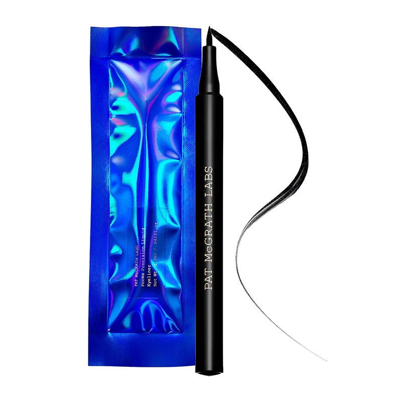 Der schwarze Perma Precision Liquid Eyeliner von Pat McGrath Labs in Xtreme Black auf weißem Hintergrund