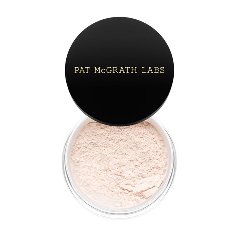 Ein Glas des Pat McGrath Labs Skin Fetish: Sublime Perfection Setting Powder auf weißem Hintergrund