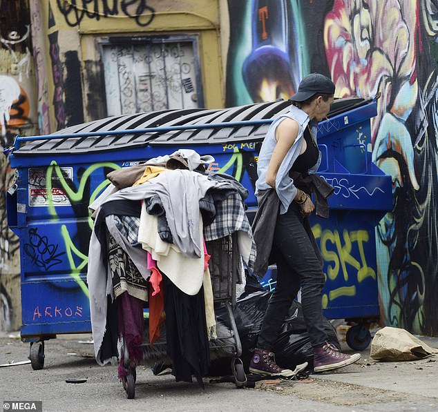 Im Bild: Ex-Schauspielerin und Model Loni Willison durchsucht den Müll in Los Angeles.  In dem Interview diesen Monat sagte Willison, sie habe „starke Schmerzen“, da ihr Magen „wirklich weh tut“.