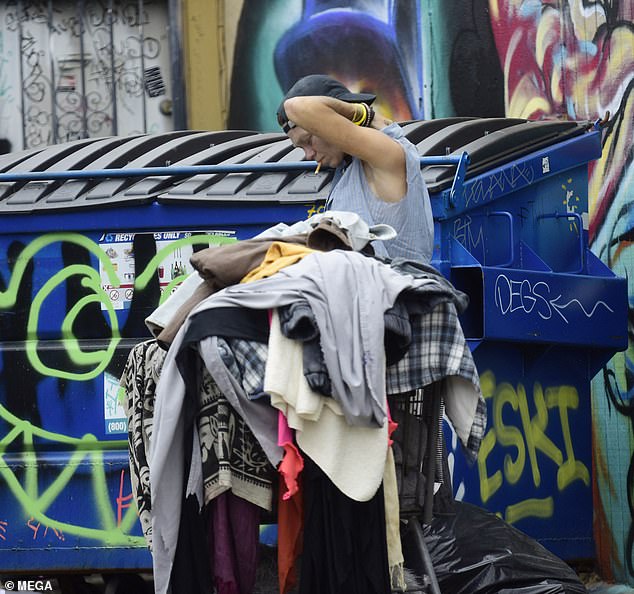 Im Bild: Loni Willison mit einem Stapel Kleidung in Los Angeles.  Über ihr Leben sagte sie: „Es gibt gute und schlechte Teile, aber was auch immer.“