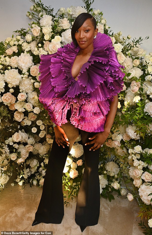 Mutig: Unterdessen sorgte die Verlagsleiterin der britischen Vogue, Vanessa Kingori, dafür, dass alle Blicke auf sie gerichtet waren, und zwar in einer tief ausgeschnittenen, auffälligen lilafarbenen Rüschenbluse, die sie mit einer ausgestellten schwarzen Hose kombinierte