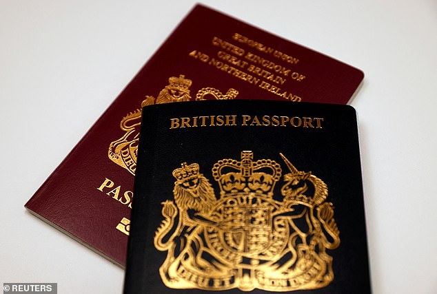 Blaue britische Pässe ersetzten im Jahr 2020 im Vereinigten Königreich die roten. In diesem Jahr ist das Vereinigte Königreich in seiner Pass-Rangliste zurückgefallen und fällt auf den 30. Platz zurück (Dateibild)