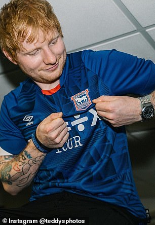 Sheeran posierte mit dem Vereinstrikot in den sozialen Medien, nachdem Ipswich den Aufstieg gesichert hatte