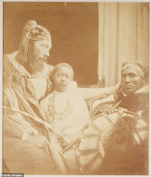 Foto von Julia Margaret Cameron (1815–1879) von Alamayou (1861–1879), dem Sohn von König Theodor von Abessinien, mit Kapitän JC Speedy