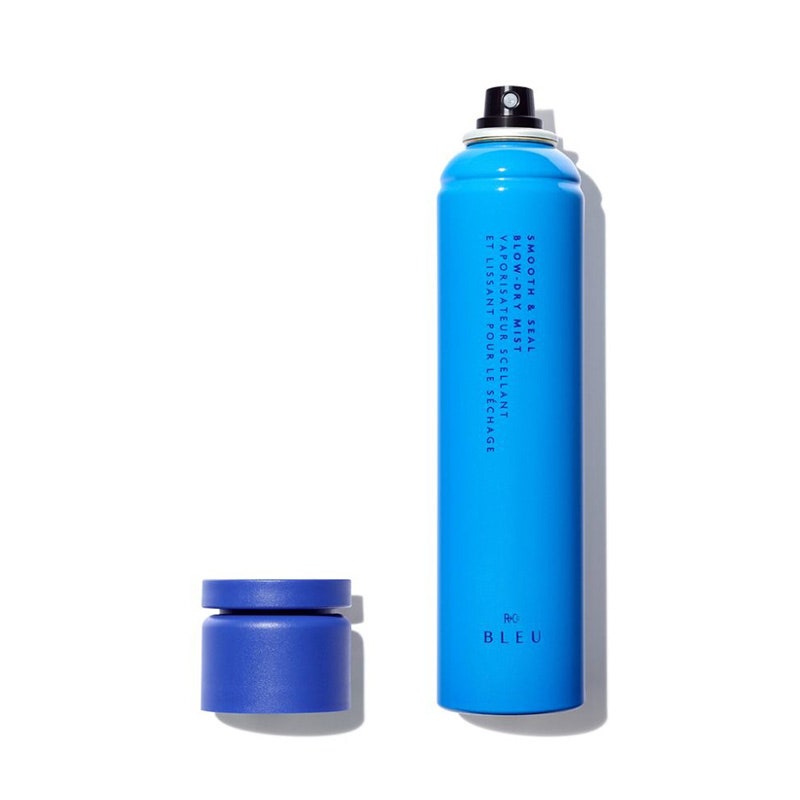 Der R+Co Bleu Smooth & Seal Blow-Dry Mist auf weißem Hintergrund