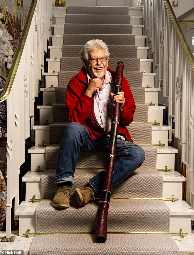 Harris posiert mit seinem Didgeridoo auf einem der letzten Fotos, die jemals von dem in Ungnade gefallenen ehemaligen Fernsehmoderator gemacht wurden