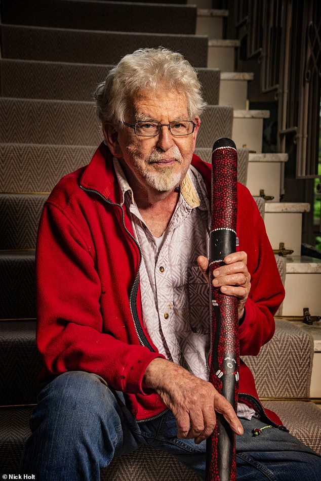 Harris posiert im Januar, Monate vor seinem Tod am 10. Mai, mit einem Didgeridoo im Haus eines Nachbarn