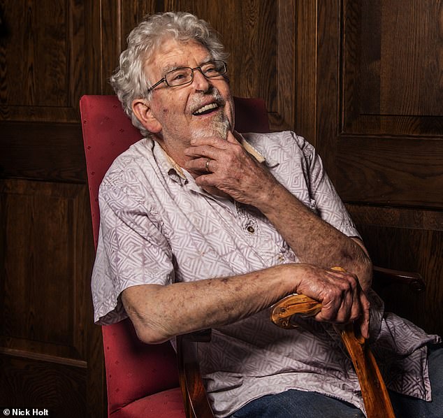 Auf einem der letzten Fotos, die im Januar von ihm aufgenommen wurden, ist Harris lachend auf einem Stuhl sitzend abgebildet