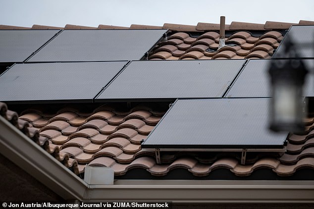 Solarziegel: Immer mehr Hausbesitzer versuchen, die enorm hohen Stromkosten durch die Eigenerzeugung auszugleichen