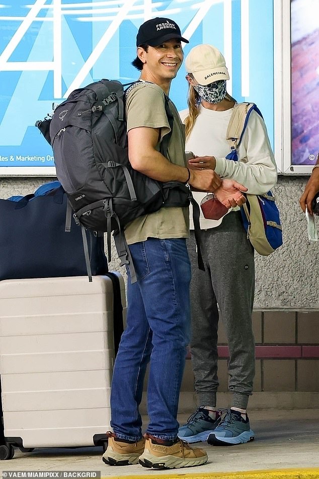 Der frischverheiratete Glanz: Das Power-Paar war beide lässig gekleidet und mit Gesichtsmasken unterwegs, als sie mit ihrem schweren Gepäck das Terminal verließen
