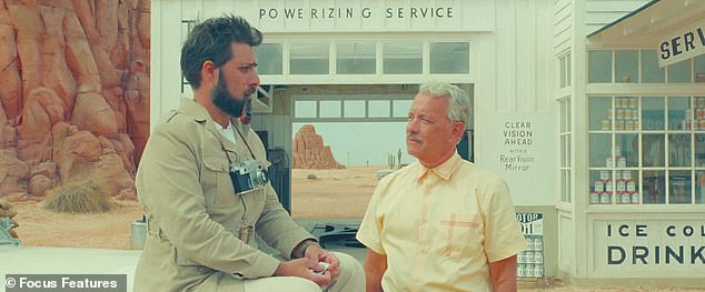 Hanks Zeit: Asteroid City spielt in den 1950er Jahren in einer fiktiven amerikanischen Wüstenstadt, die eine unheimliche Atmosphäre hat (Tom, rechts, ist im Film mit Jason Schwartzman abgebildet)