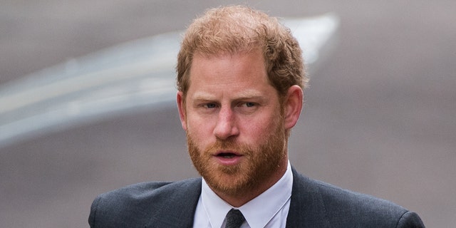 Prinz Harry in einem dunkelgrauen Anzug und Krawatte schaut nach links, während er den Obersten Gerichtshof betritt